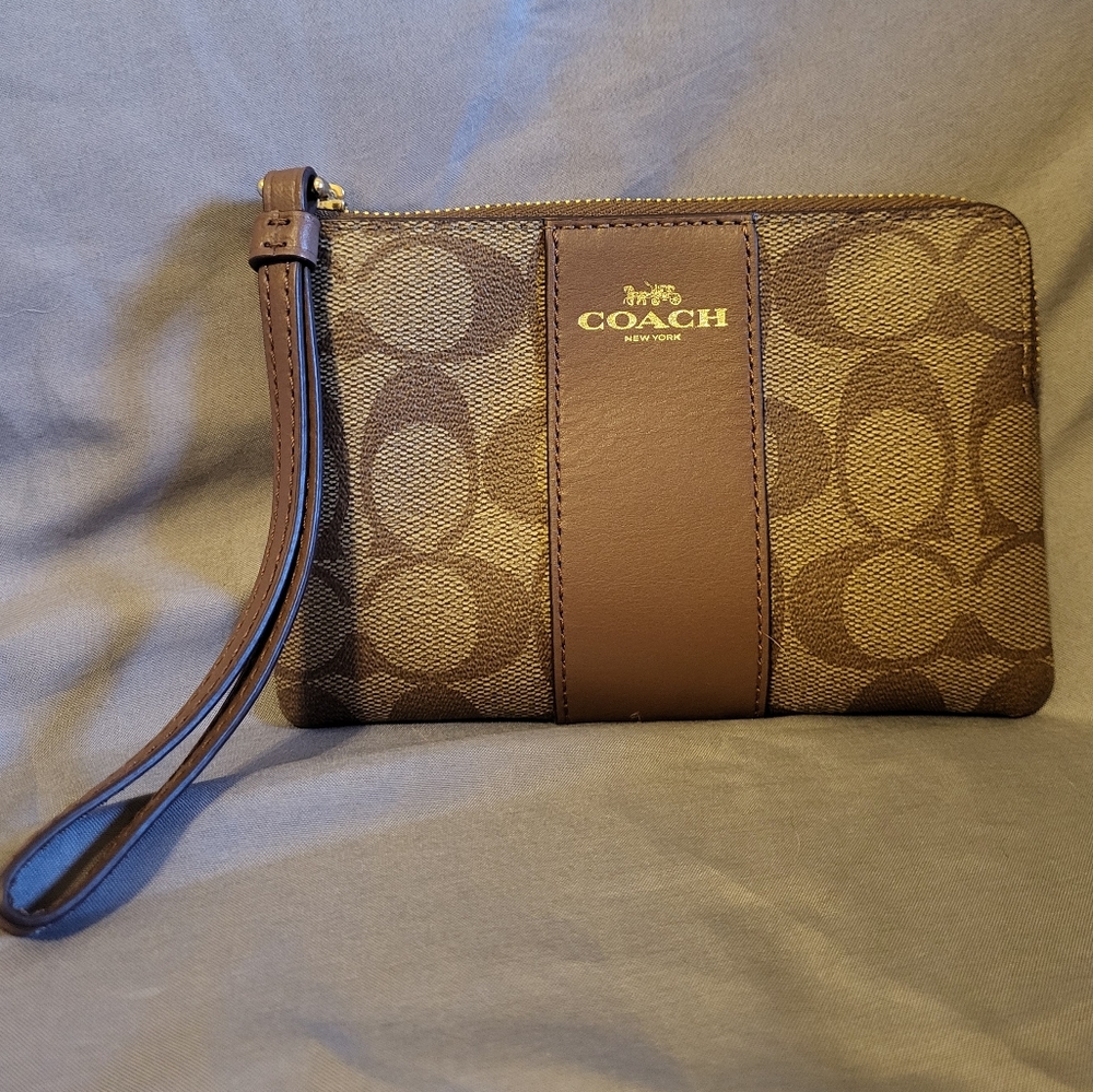 Coach Corner Zipper Wallet
